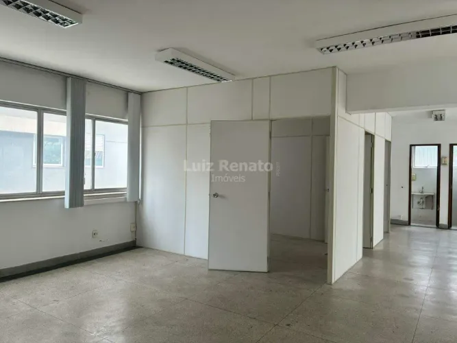 Meio andar comercial para locação, 110m² de área em Lourdes