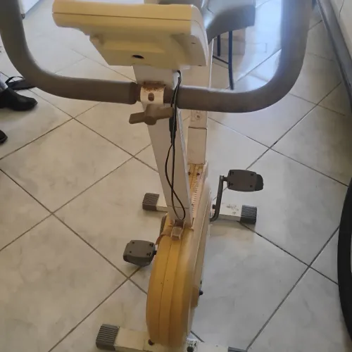 bicicleta ergométrica  academia exercícios 