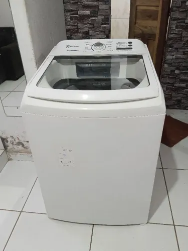 Vendo uma máquina de lavar roupa Electrolux LED 17 kg semi nova funcionar perfeitamente 