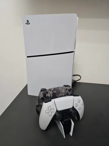 PlayStation 5 (Com leitor de discos), e Dois Controles Originais
