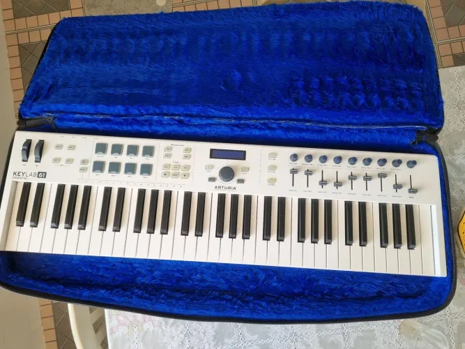 Teclado Controlador Arturia KeyLab Essential 61 Teclas - BAG Luxo em couro e pelúcia