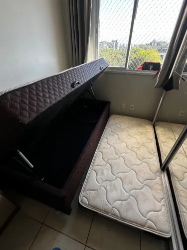 Cama de solteiro com baú e cama auxiliar