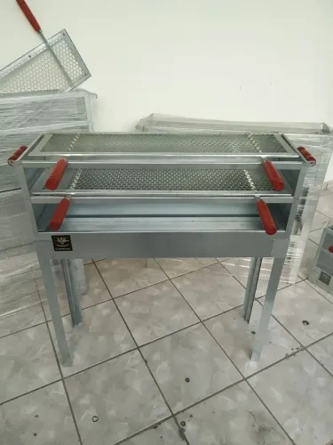 Churrasqueira para espetinho, material de alta durabilidade nova