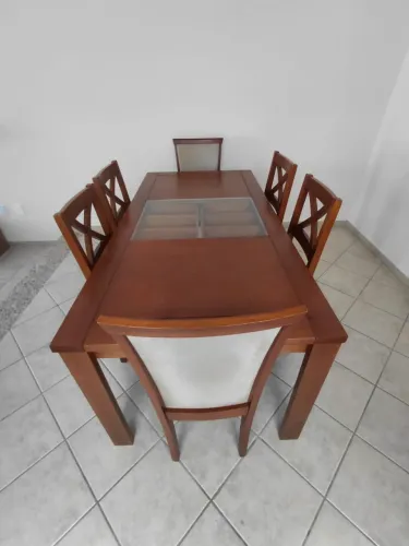 Vendo uma mesa com 6 cadeiras A mesa está por 800 reais e as cadeiras 100 reais cada