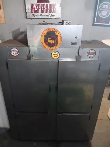 Câmara Fria 4 portas inox capacidade para 25 caixas de cervejas