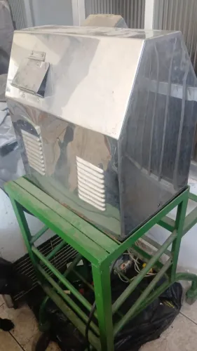 Maquina de caldo de cana, garapeira, engenho de cana elétrica.
