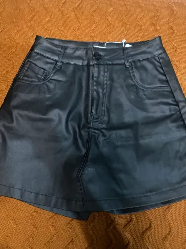 Short-saia em couro