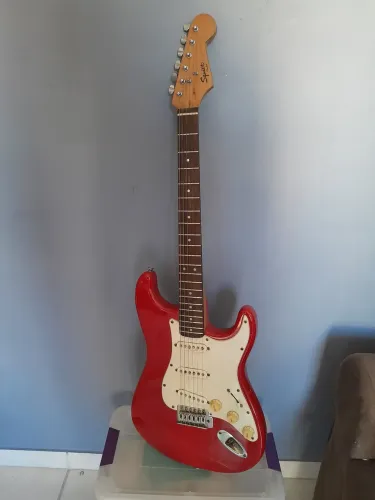 Guitarra Squier vermelha 