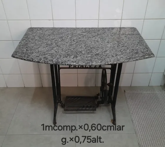 Mesa pé de ferro com tampo de granito