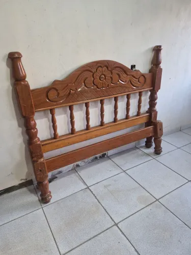 Cama de casal em madeira de lei