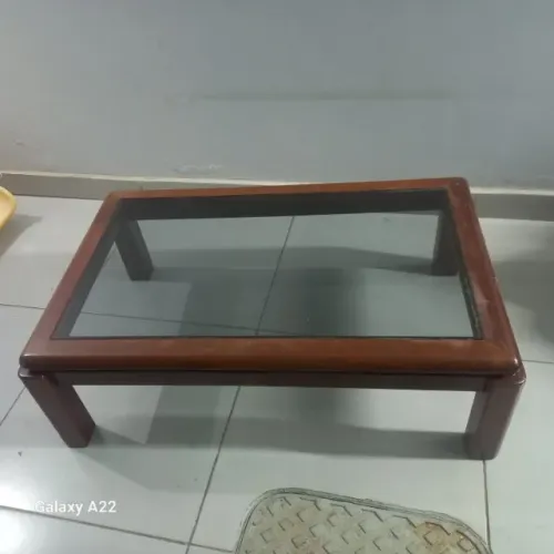 Mesa de centro com tampo de vidro medindo 70x 110 centimetros