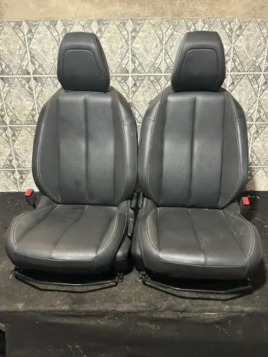 Bancos de peugeot 208 em couro 