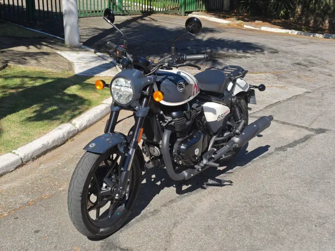 Royal Enfield Shotgun 650 Stencil White 