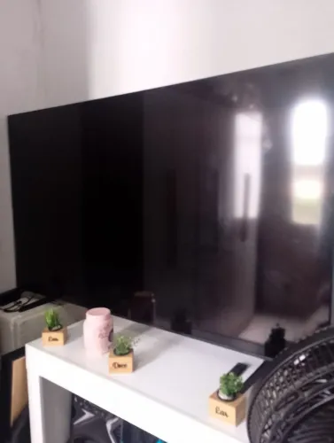 Vende-se uma TV Samsung 70 polegadas Semi nova já vem com o controle valor $3.100