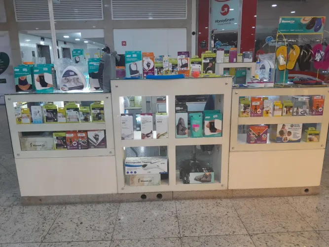 Stand  com 6m2 em MDF e vidros com piso em alumínio 