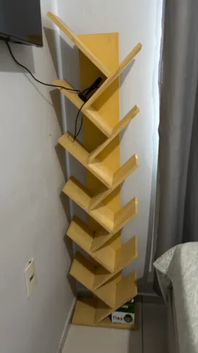 Prateleira de madeira para livros