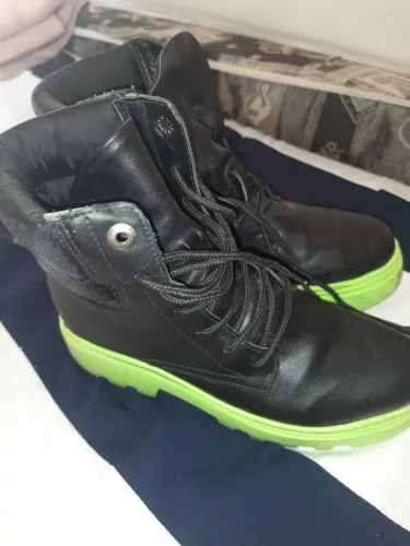 Bota preta e verde