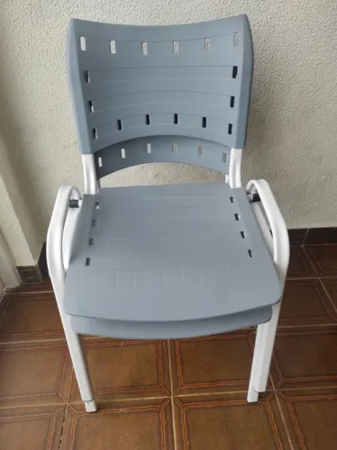 Cadeira Multiuso Empilhável Cinza