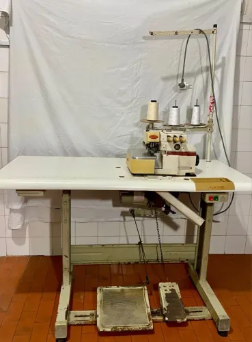 Máquina de Costura Overlock Industrial Melco