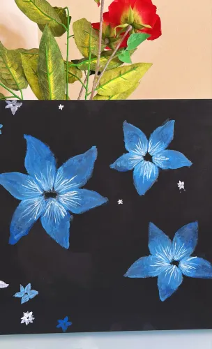 Quadro médio , arte de flores azuis ,em tela cor preta acrilezx