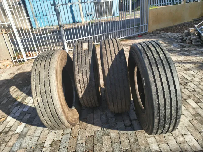 4 Pneus 295/80 R 22,5
