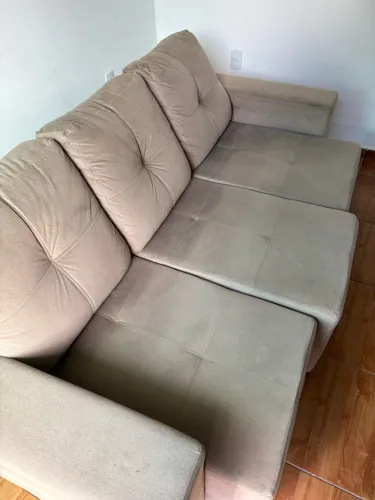 Vendo sofá, em bom estado. Ele é flexível, abre pra frente.