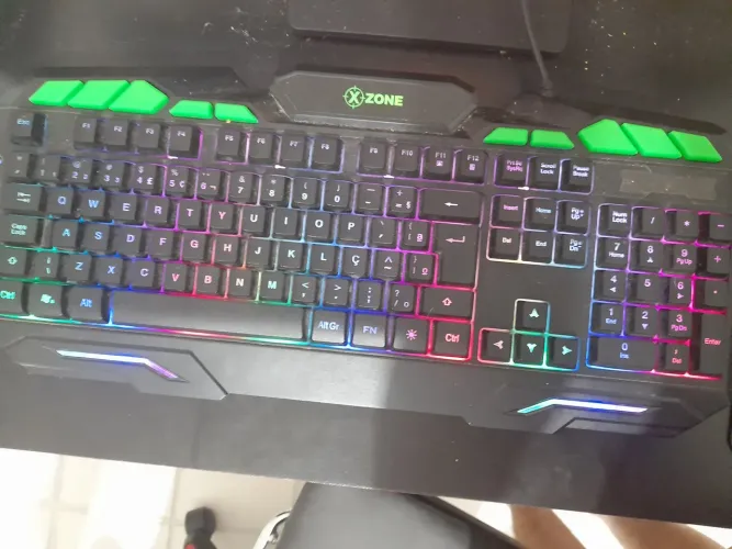 Teclado gamer mecânico RGB e mouse RGB