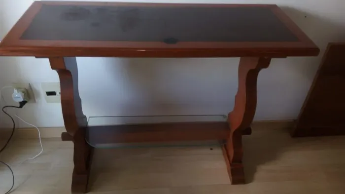 Console em mogno. Tampo texturizado.