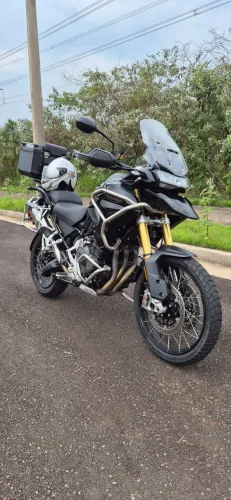 Tiger 1200 Black Edition com acessórios originais