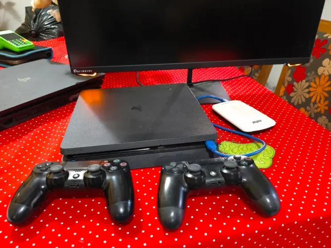 PlayStation 4 Slim 1TB + 2TB (HD externo) + 2 controles