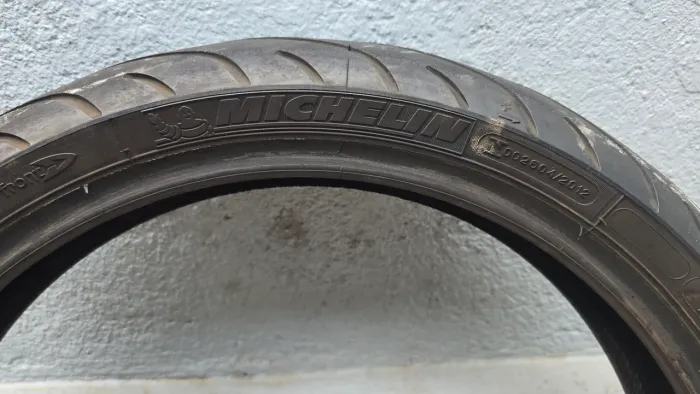 Vende-se par de pneus michelin meia vida.(nao sao riscados)