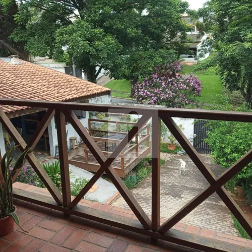 Foco no Sossego: Casa Rústica em Condomínio Fechado com Total Segurança.