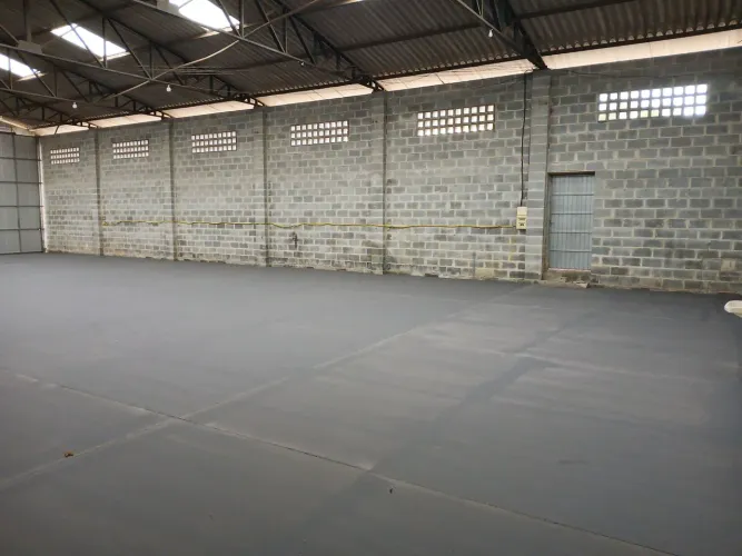 Alugo barracão com 400 metros quadrados