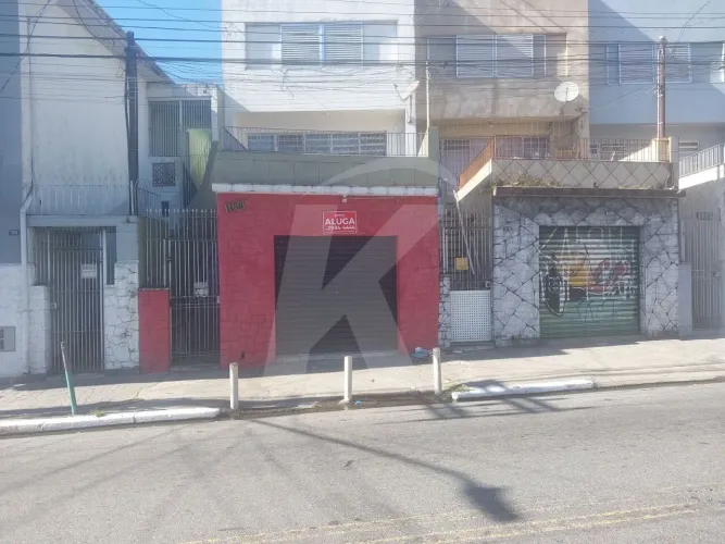 Salão comercial com banheiro.