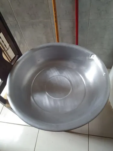 Bacia grande de alumínio