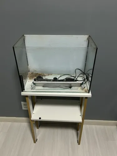 Aquário 43 litros, acompanha mesinha, luminária e aquecedor termostato!