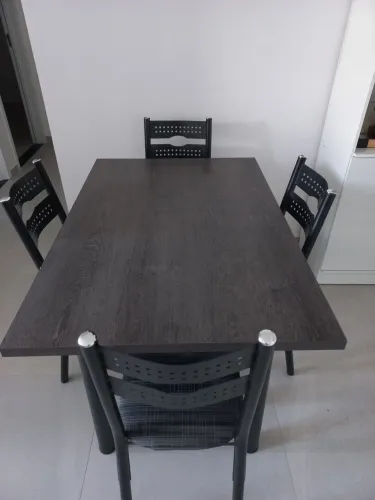 Mesa com 4 cadeiras
