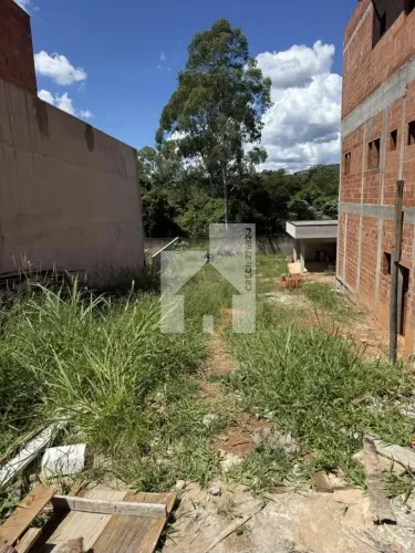 Terreno em declive com 400m² à venda, Condomínio Residencial Vila Preciosa - Pinhal, Cabre