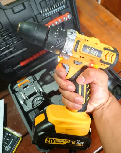 Furadeira/parafusadeira de impacto + 2 baterias 21v | Maleta completa