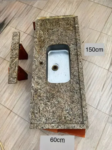 PIA DE COZINHA DE GRANITO COM CUBA NA COR BEGE ORNAMENTAL / AMARELO ORNAMENTAL