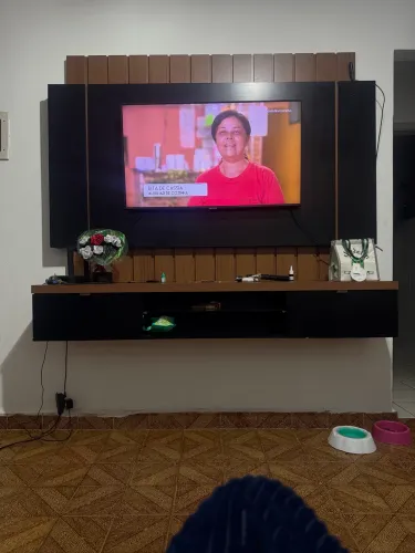 Rack com painel suspenso.