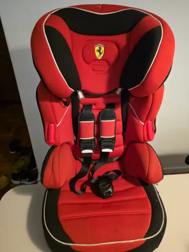Cadeira infantil para carro, até 36kg.
