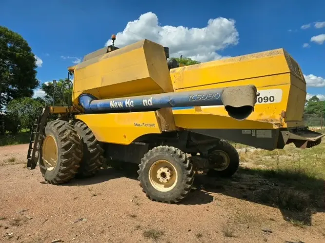 Colheitadeira New Holland TC5090