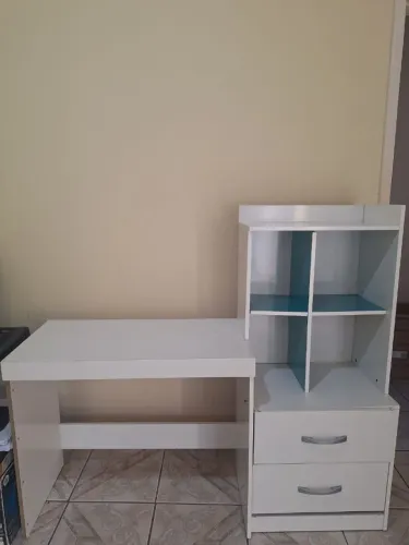 Mesa com estante e duas gavetas