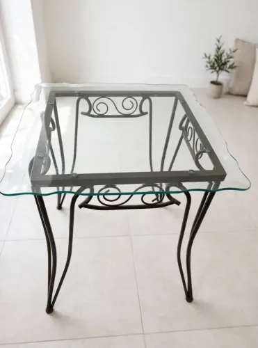 Mesinha Ferro com Vidro - 50x50 - Lateral Sofá | Ribeirão Preto. R$ 250,00 no PIX.