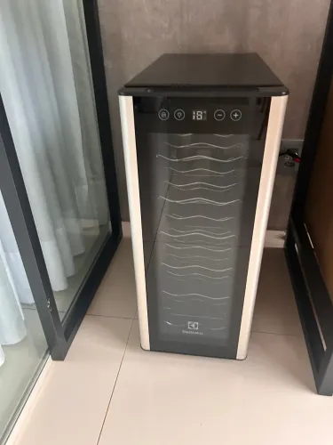 Adega de Vinho Climatizada Electrolux 12 garrafas Uma Porta Acabamento em Alumínio