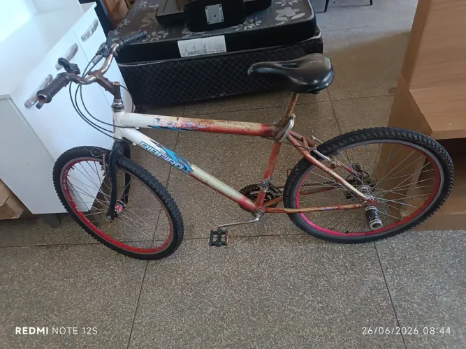 Bicicleta bem conservada só pega anda aro 26 entrego *
