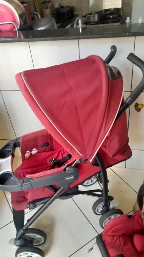Vendo carrinho e bebe conforto com base para carro.