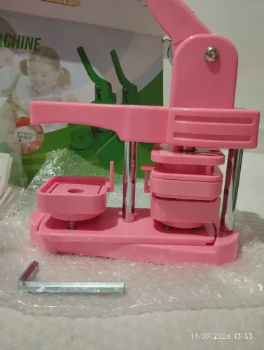 Kit máquina de ímã botões fotográfico +<br>FAltura: 22 cm<br><br>Largura: 23 cm<br><br>Diámetro 5 cm