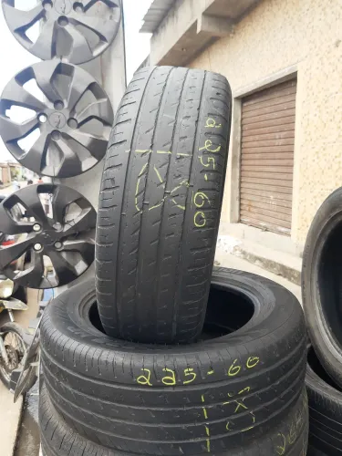 Pneu aro 18 225 60 em ótimo estado pareia